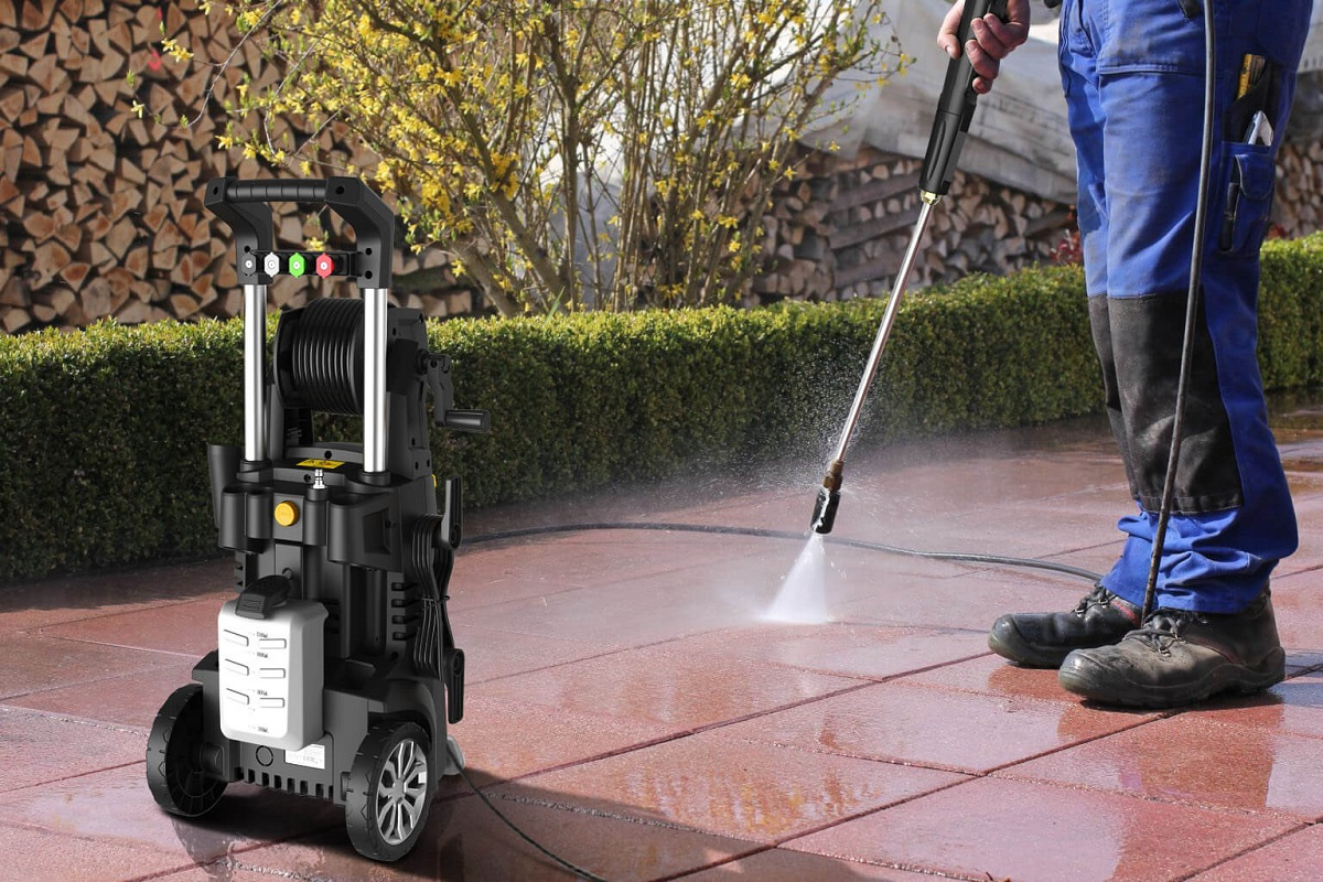 What is High-Pressure Water Cleaning and How Does it Work?