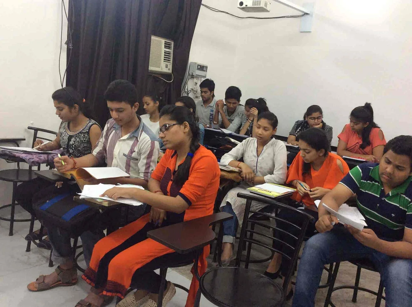 The Role of Expert Faculty in Commerce Coaching Institutes of Prayagraj
